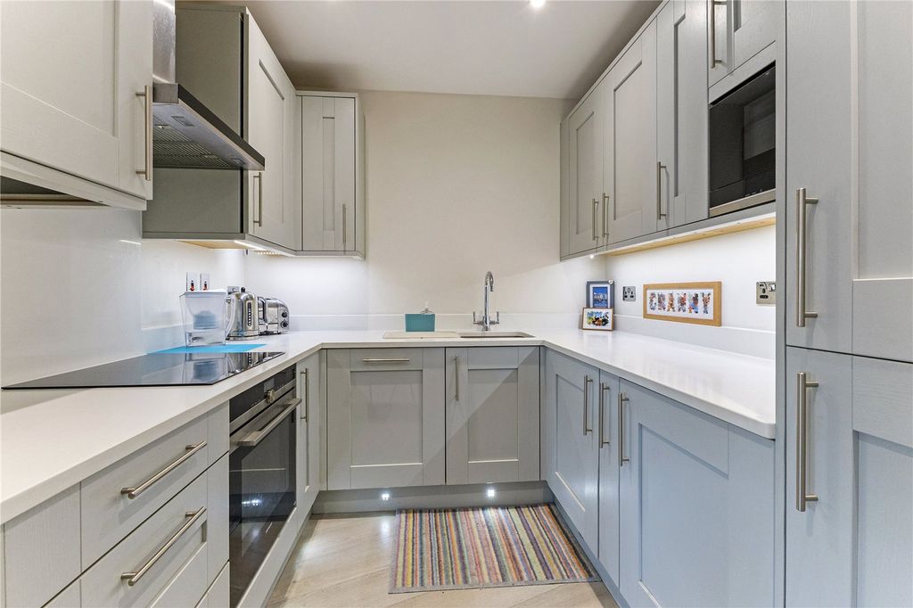 Property photo 3 of 11 Kitchen