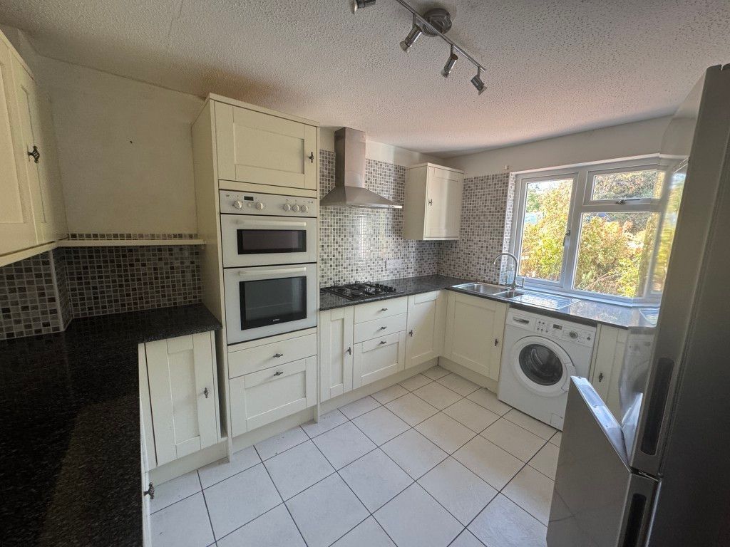 Property photo 2 of 9 Kitchen