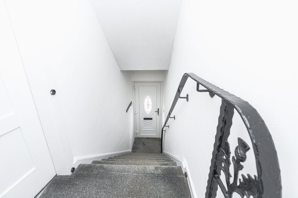 Property photo 2 of 27