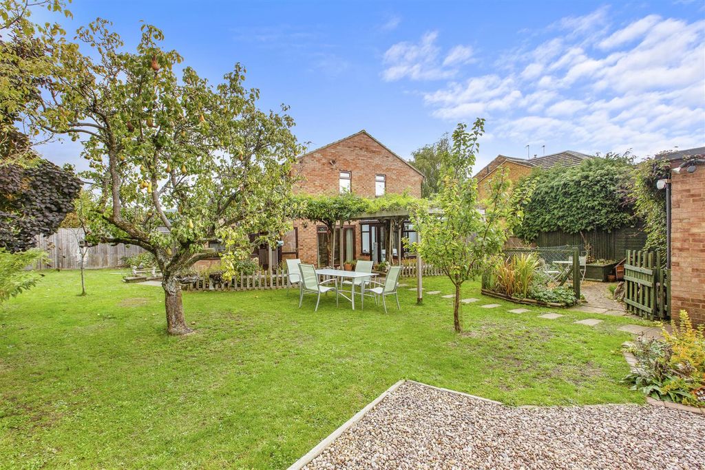 Property photo 3 of 19 13 Court Lawns, Hp10 8Dh-2.Jpg