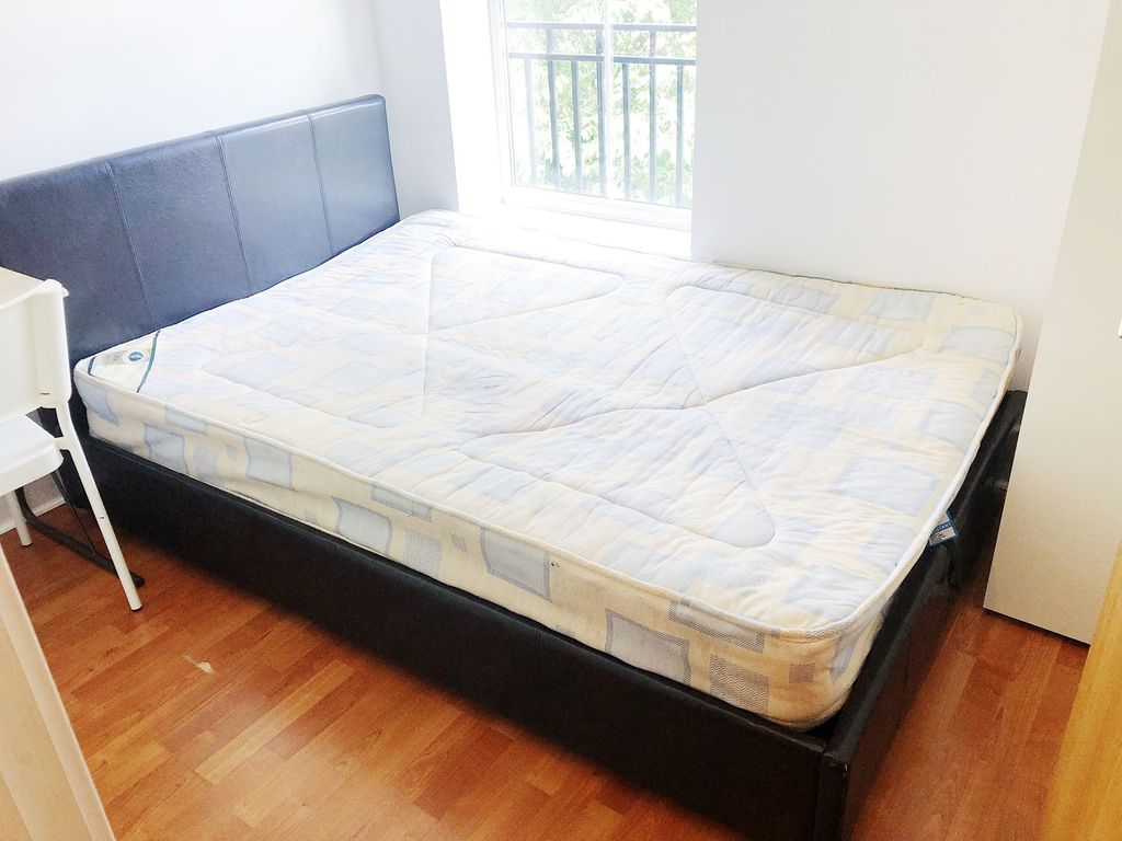 Property photo 3 of 6 Bright, Neatly Presented Double Bedroom With A Com...