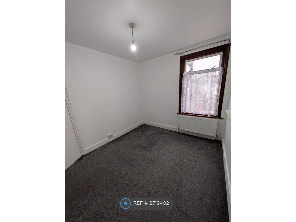 Property photo 2 of 7 Middle Room