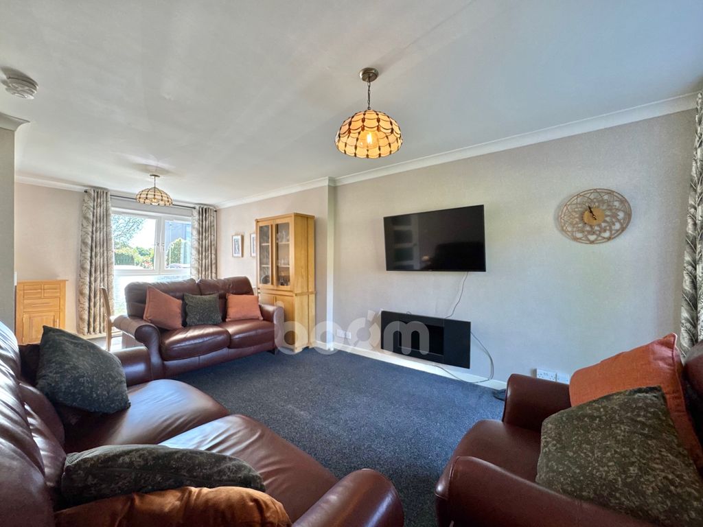 Property photo 2 of 19 Greenlaw Drive, Paisley Pic
