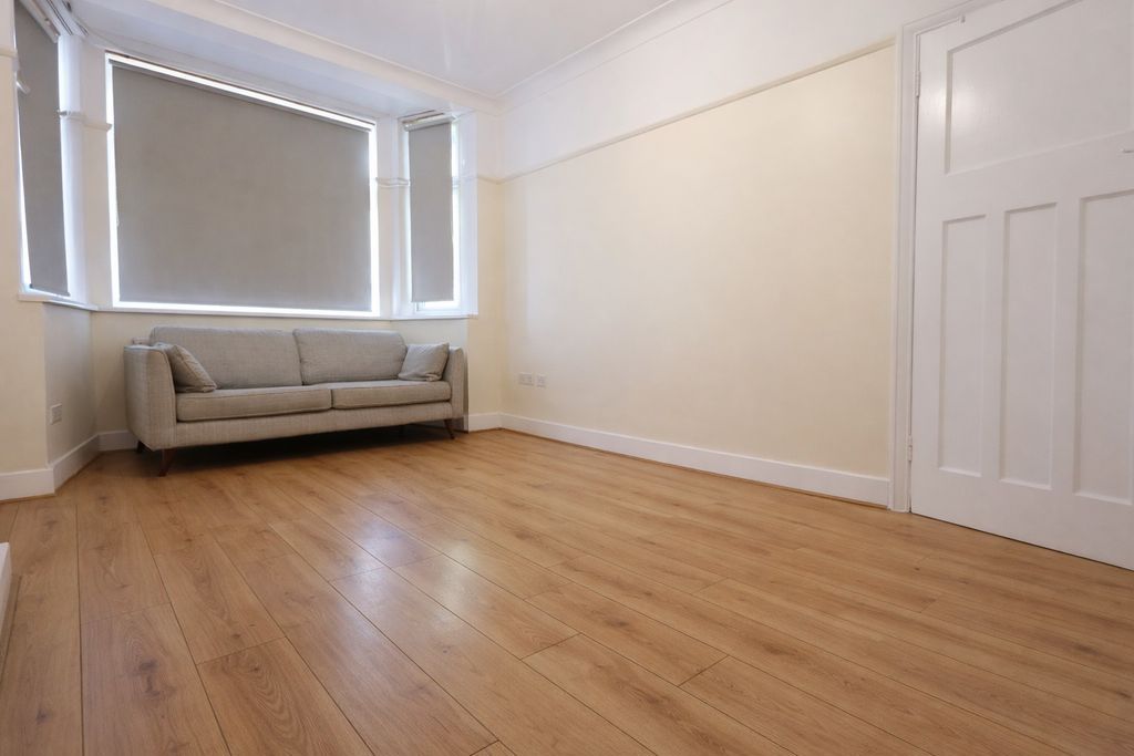 Property photo 3 of 12 Photo 6