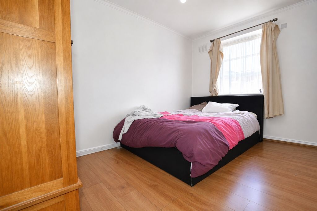 Property photo 2 of 7 Bed 1