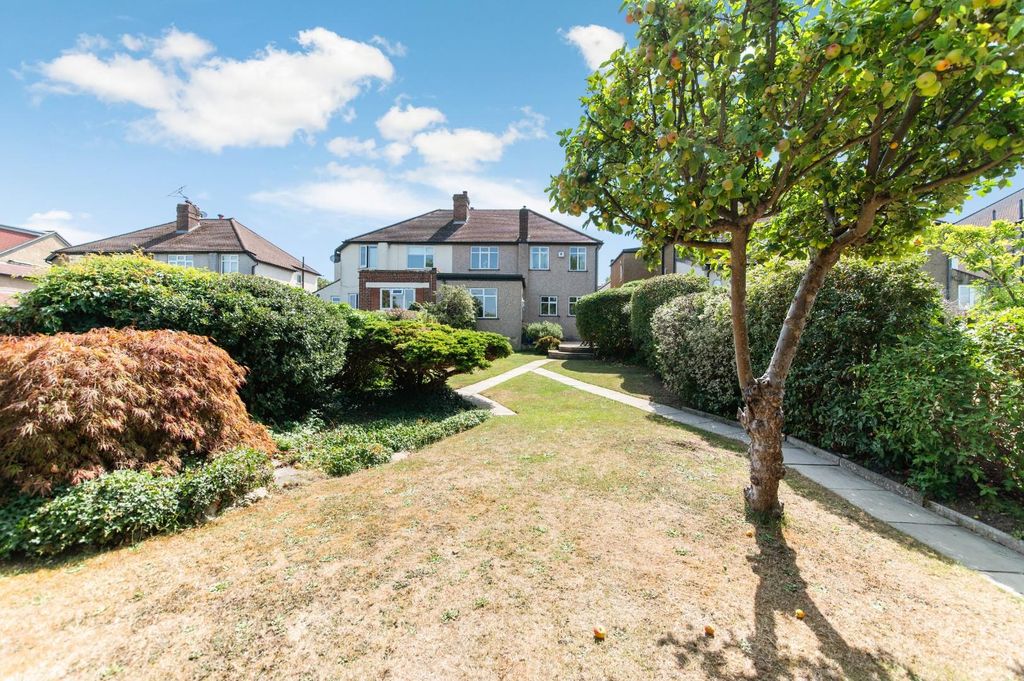 Property photo 3 of 19 Highdown,-67.Jpg