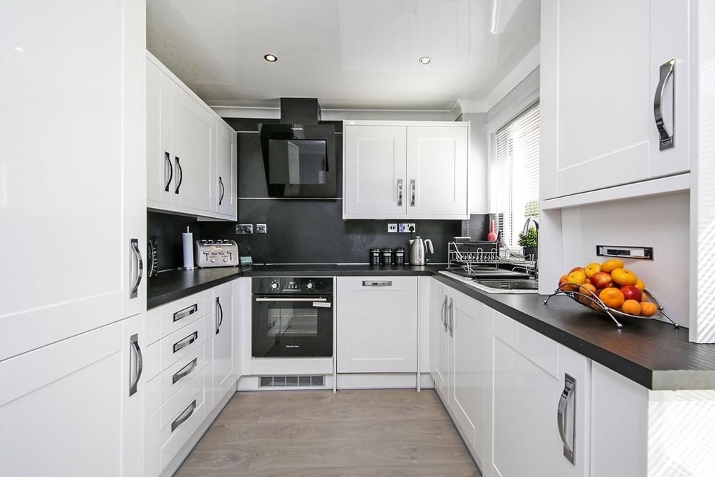 Property photo 3 of 8 Kitchen/Dining Room