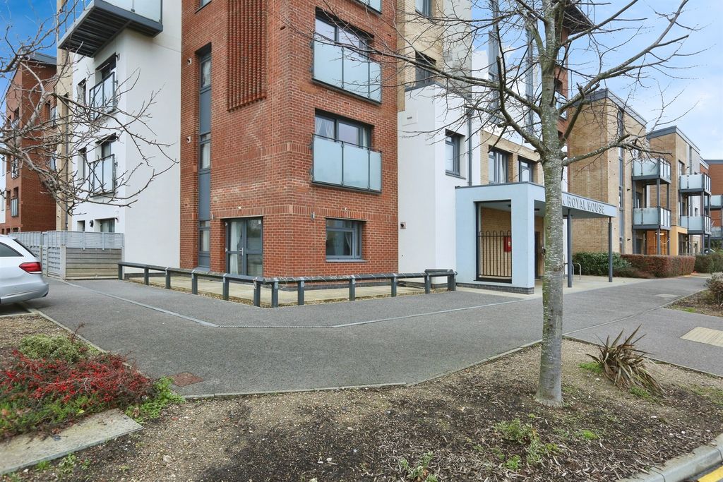 Property photo 2 of 9