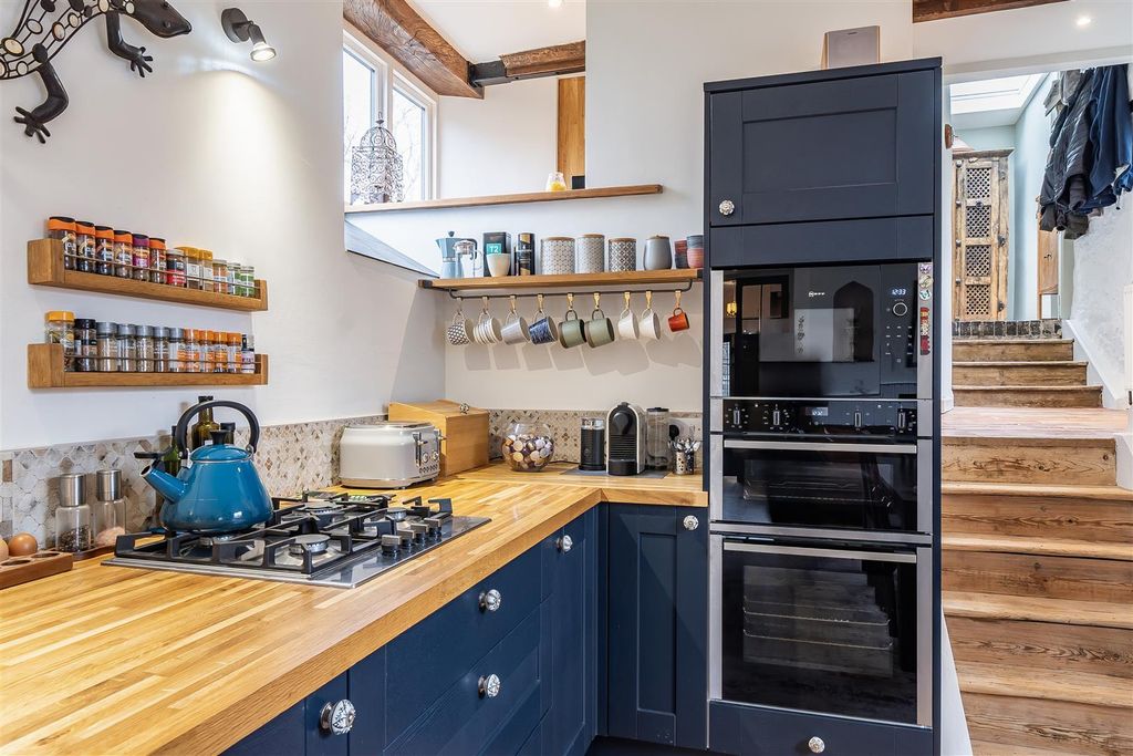 Property photo 3 of 17 Kitchen