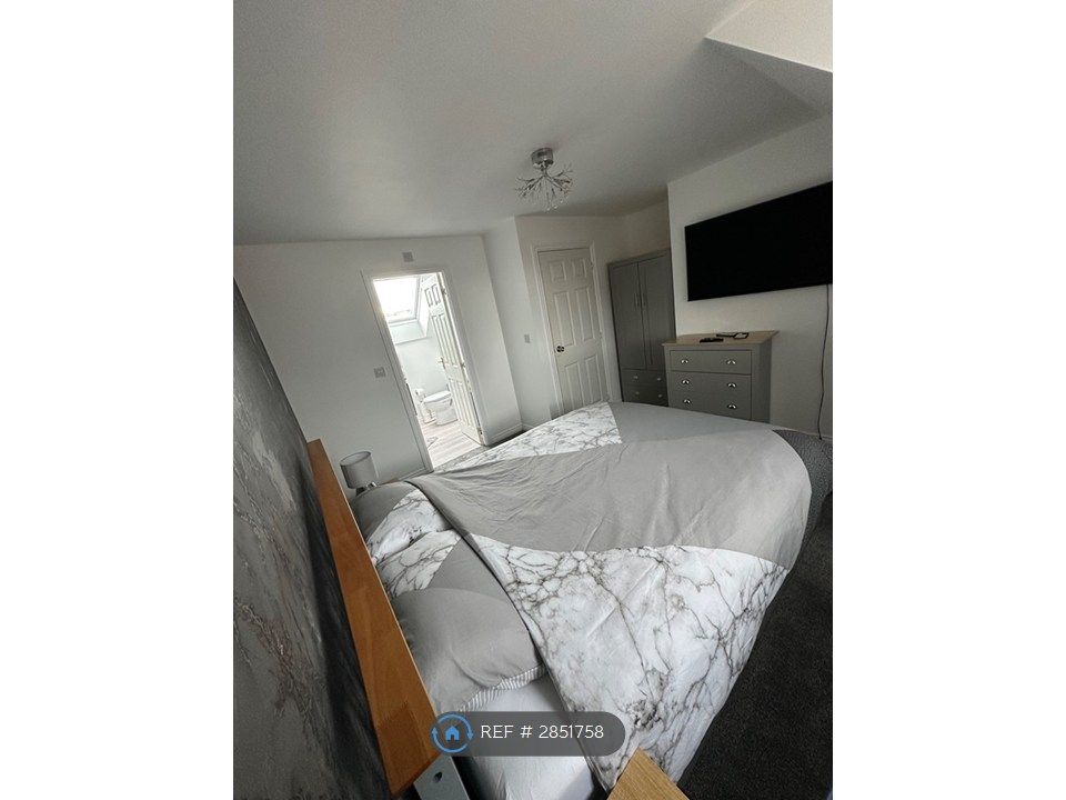 Property photo 2 of 10 Bedroom 1