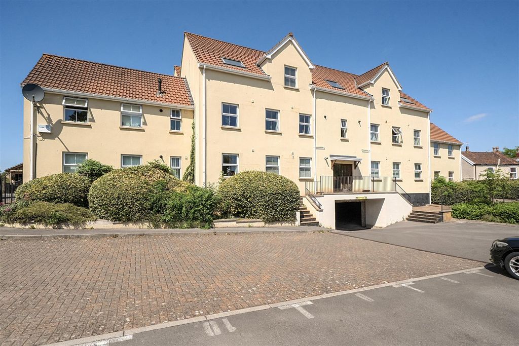 Property photo 1 of 12 Building