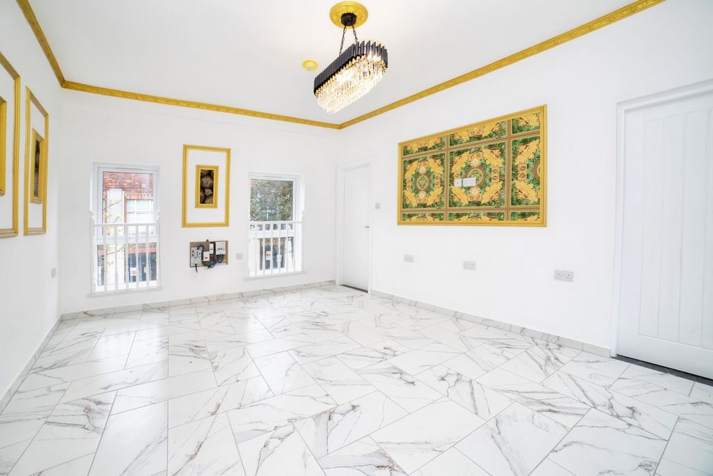 Property photo 2 of 17 Photo