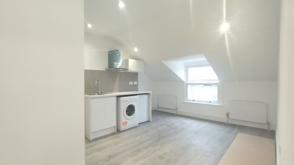 Property photo 1 of 6 Bedroom