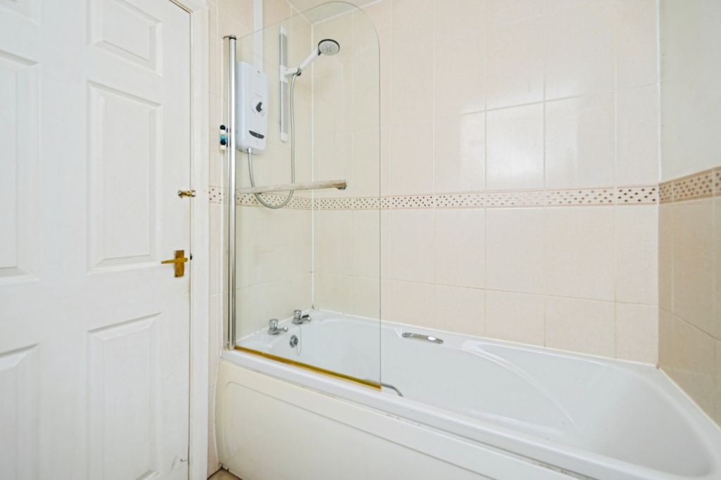 Property photo 3 of 16 Bathroom