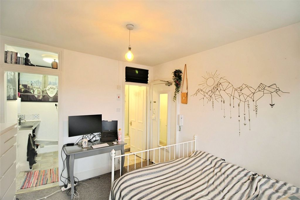 Property photo 3 of 5 Studio Room