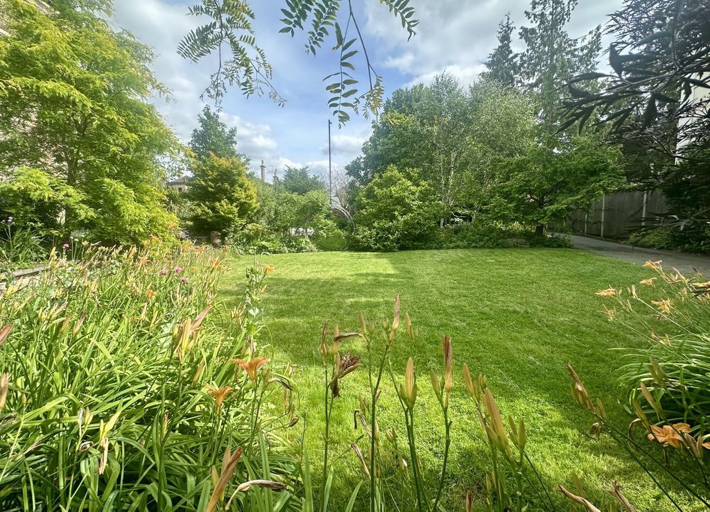 Property photo 2 of 25 Garden