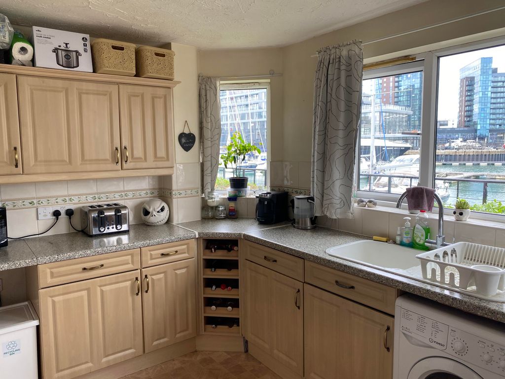 Property photo 3 of 9 Kitchen