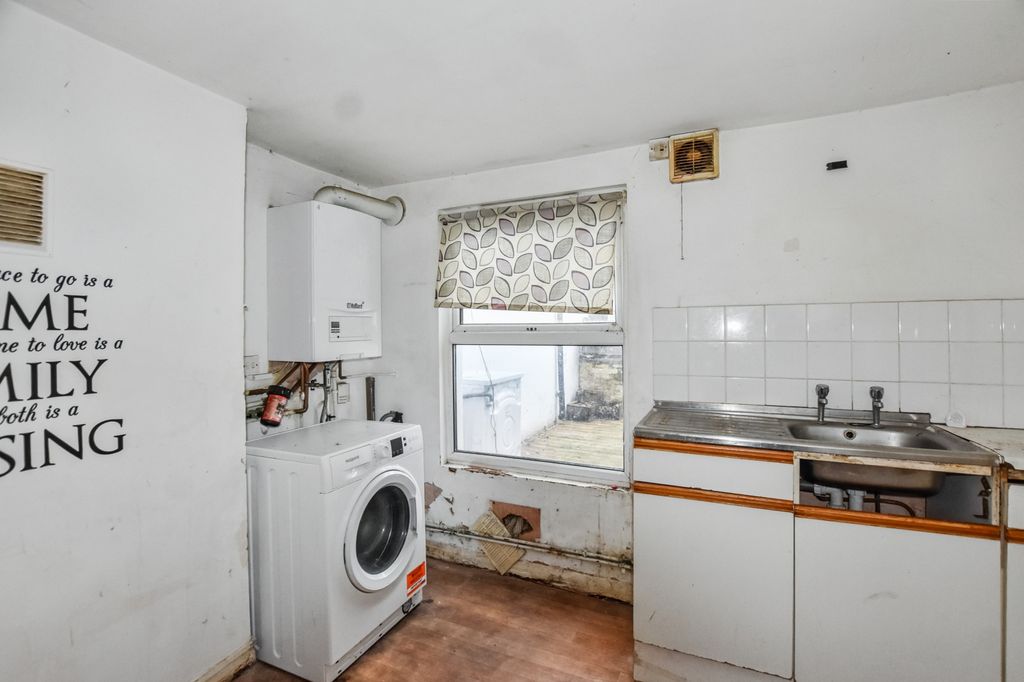 Property photo 2 of 18 29 Waverley Road, Plumstead, Se18 7Tl