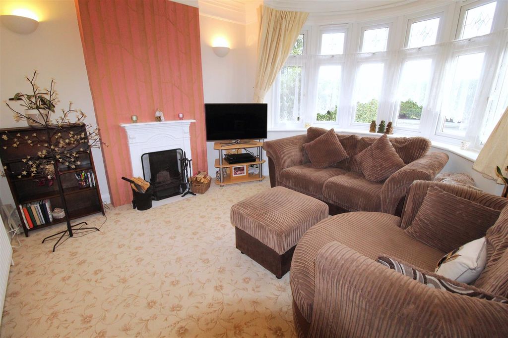 Property photo 2 of 11 Lounge