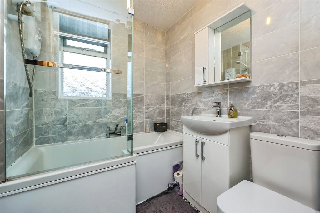 Property photo 3 of 17 Bathroom