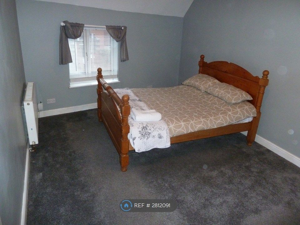 Property photo 1 of 10 Large Furnished Bed Now A King Size