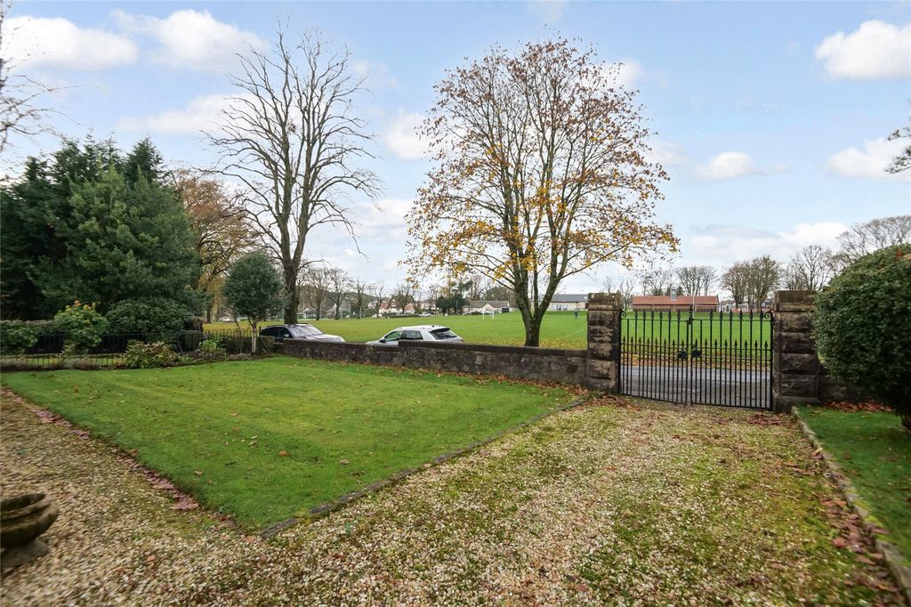 Property photo 2 of 21 Front Garden