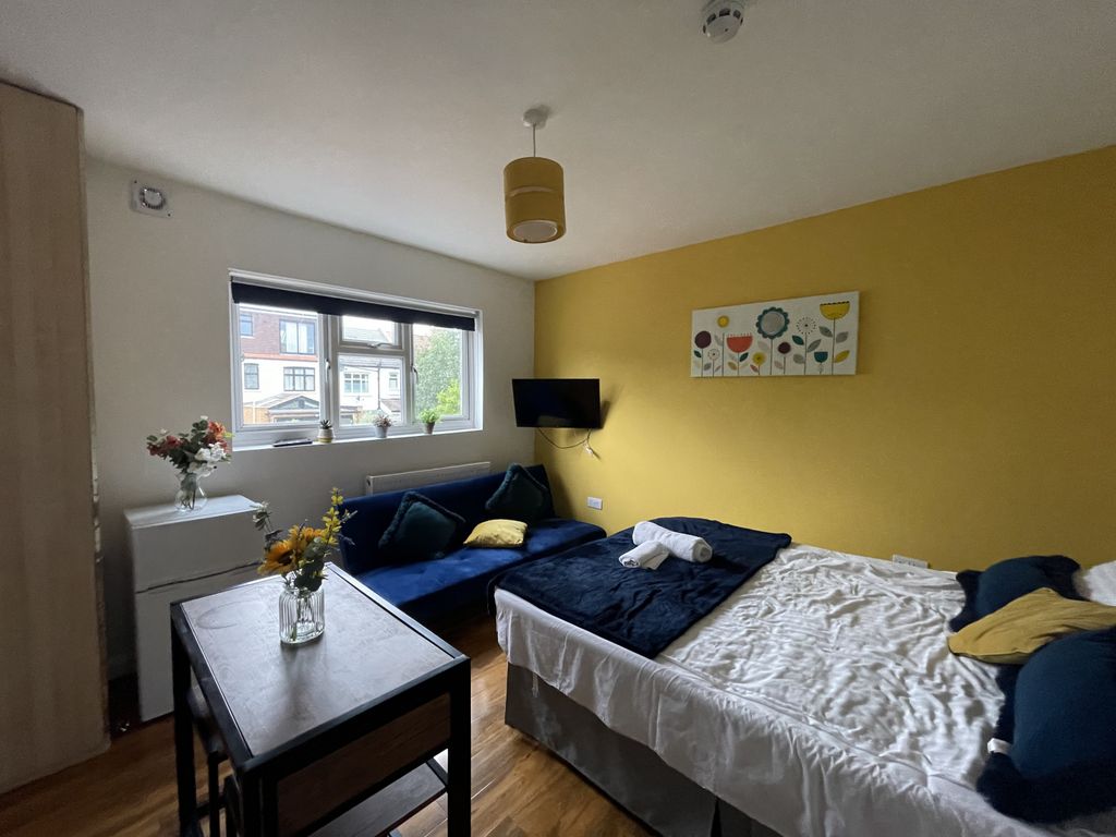 Property photo 1 of 8 Double Bedroom  For Rent