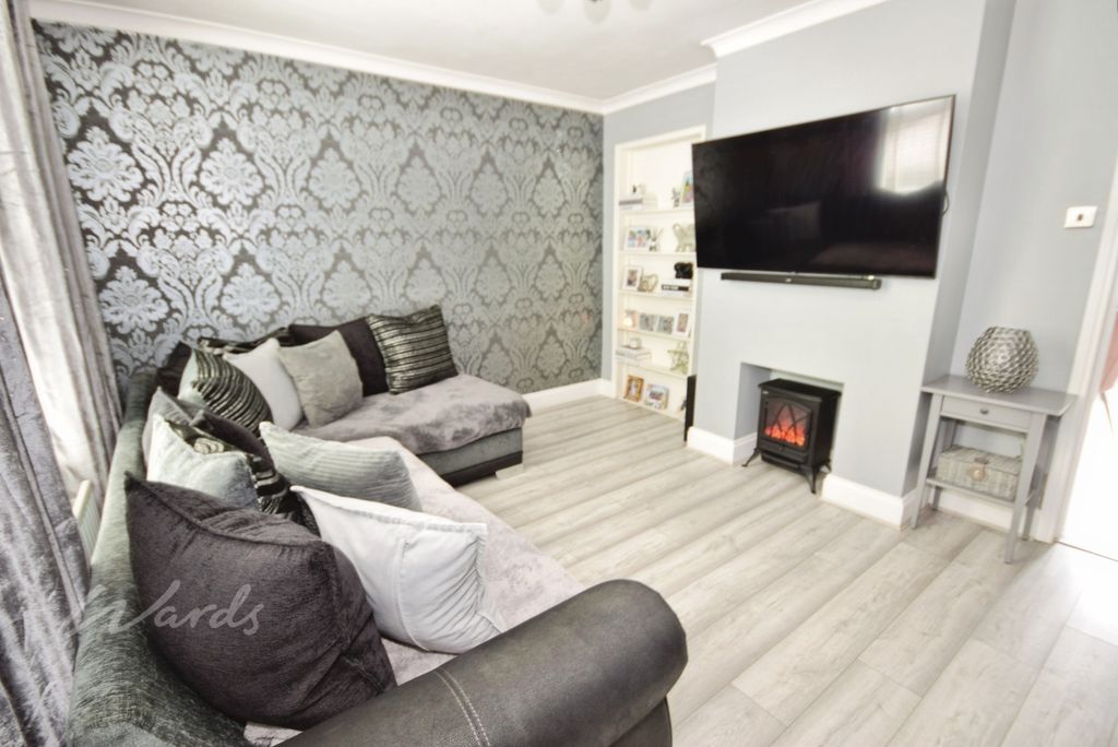 Property photo 3 of 12 Upper Luton Lounge