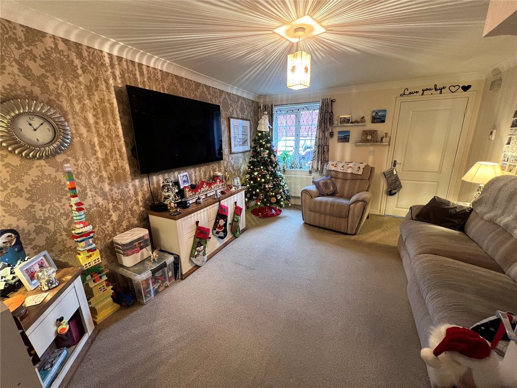 Property photo 3 of 8 Lounge