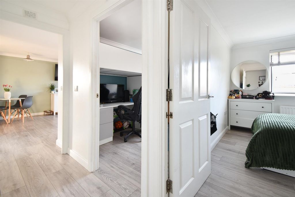 Property photo 3 of 14 Hallway