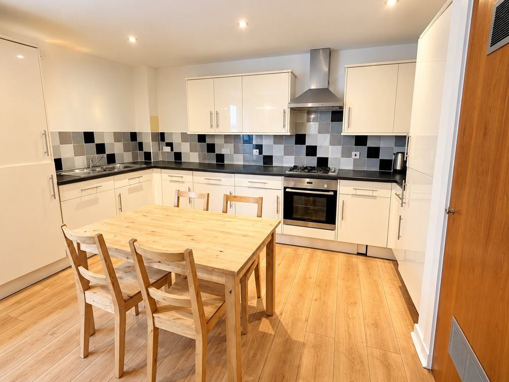 Property photo 2 of 5 Kitchen