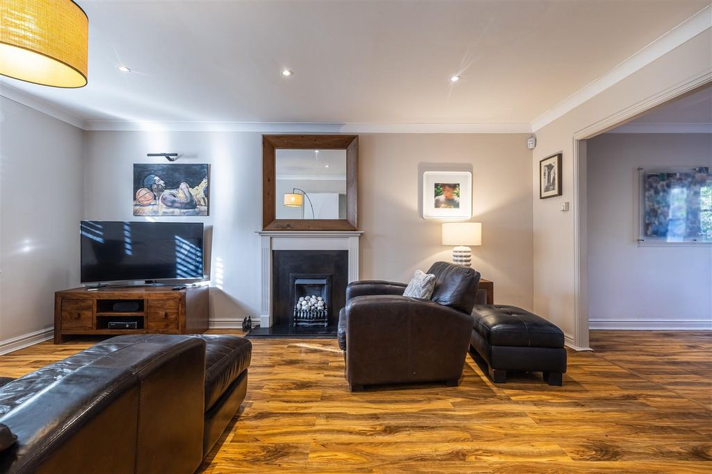 Property photo 2 of 21 1 Oakland Mews Ongar (3).Jpg