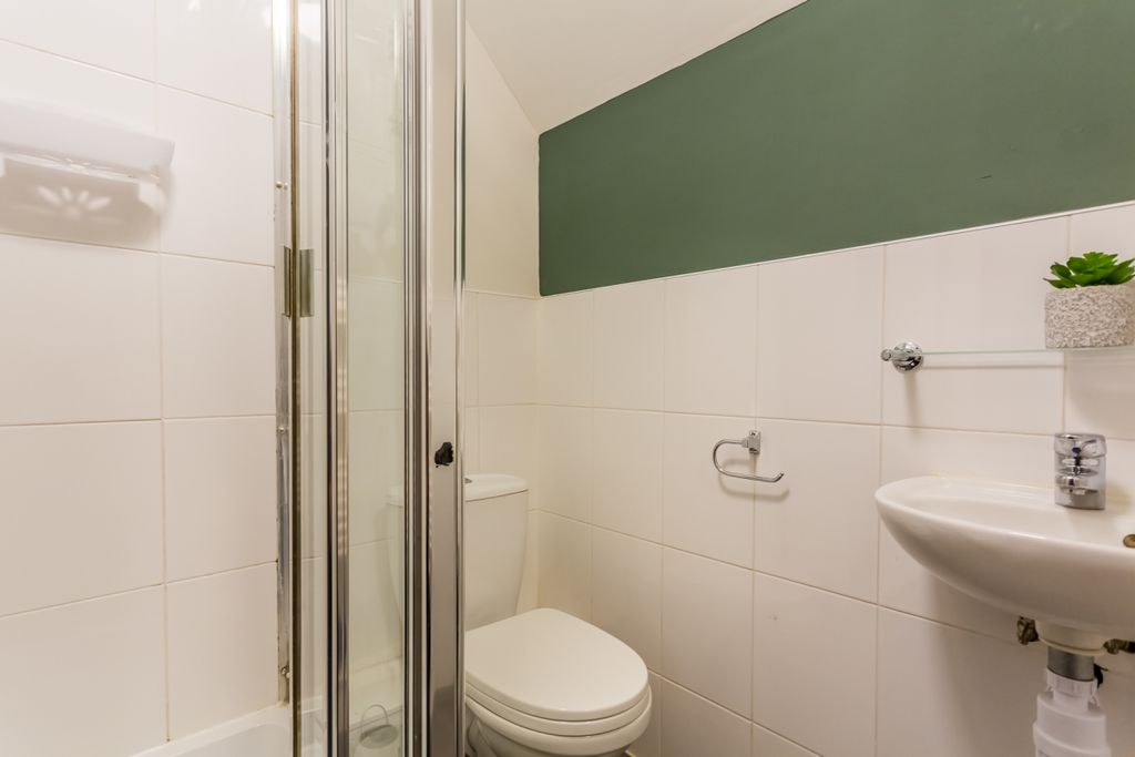 Property photo 2 of 18 St Hilds Flat 3 Bathroom 1