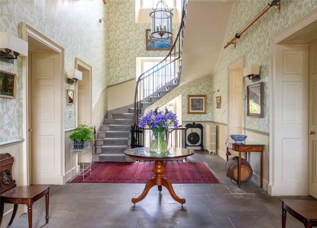 Property photo 2 of 40 Entrance Hall