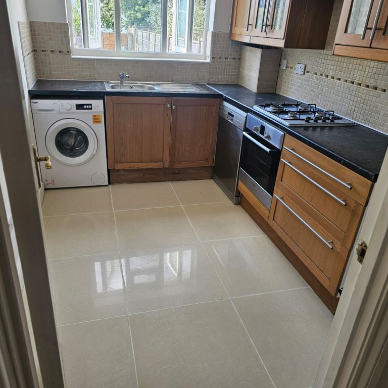 Property photo 1 of 11 4 Bed Semi-Detached House To Rent Ingram Road, Thornton Heath Cr7