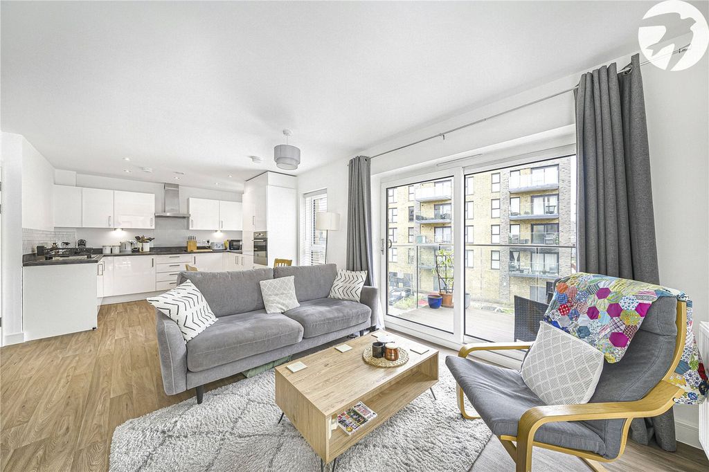 Property photo 2 of 31 Living Room