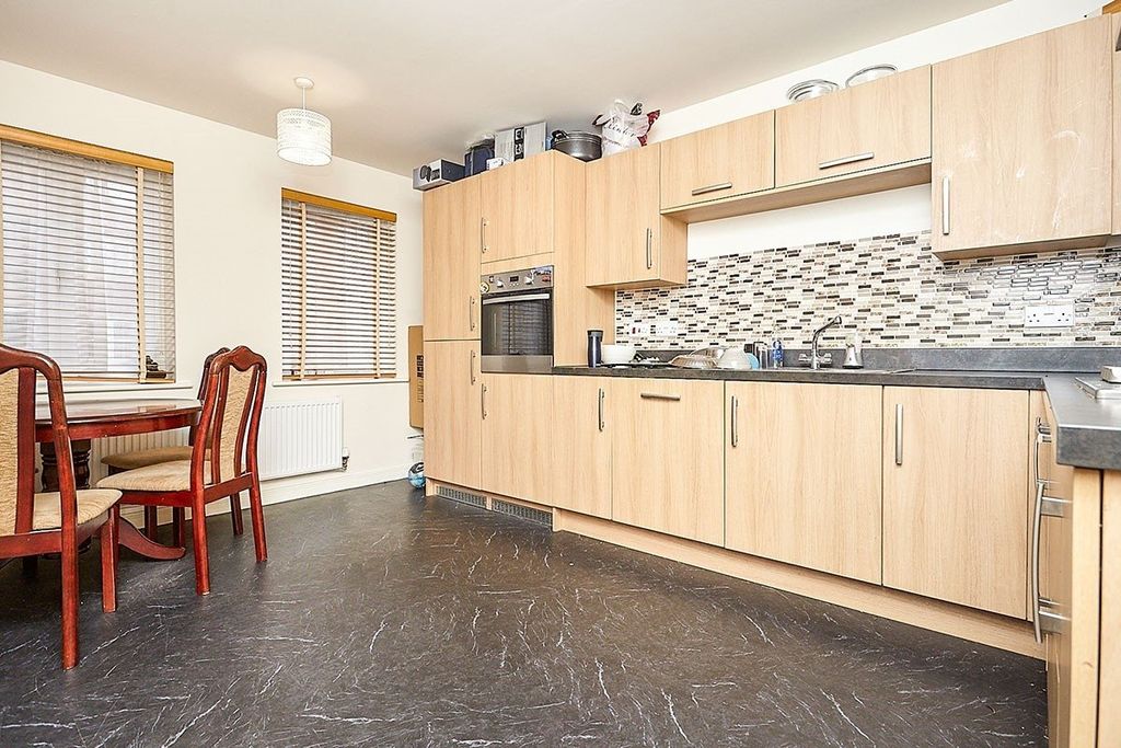 Property photo 3 of 8 Kitchen