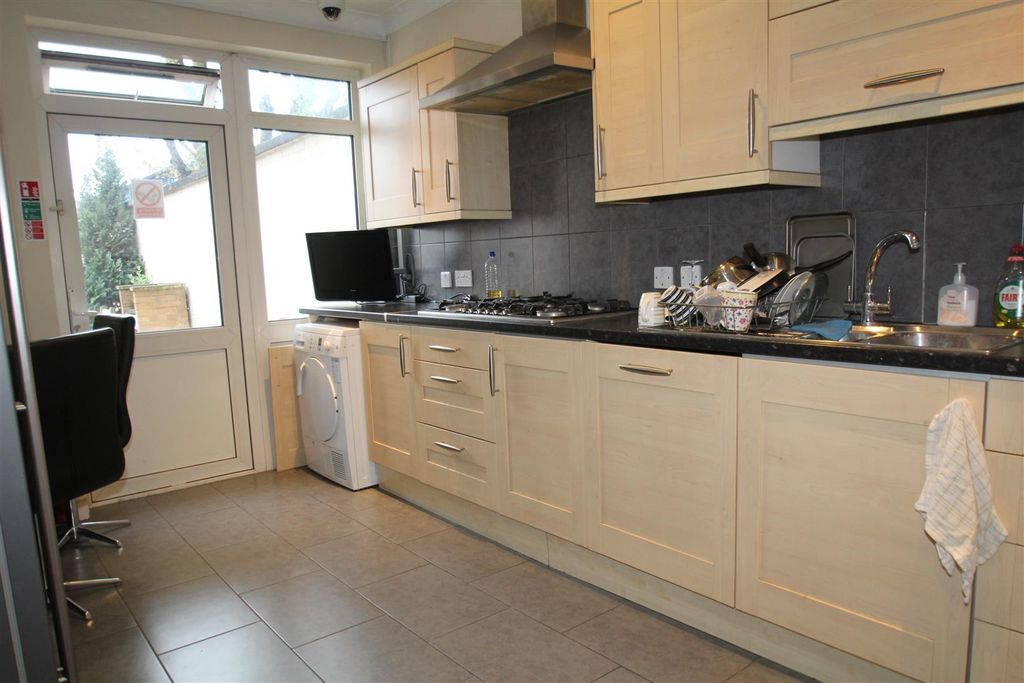 Property photo 2 of 9 Communal Kitchen 1