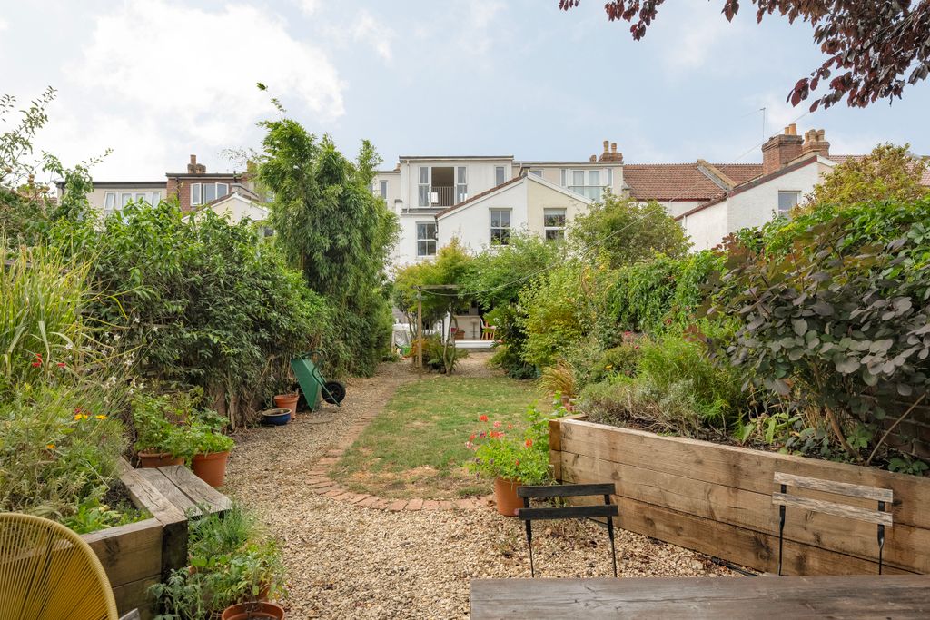 Property photo 2 of 31 28