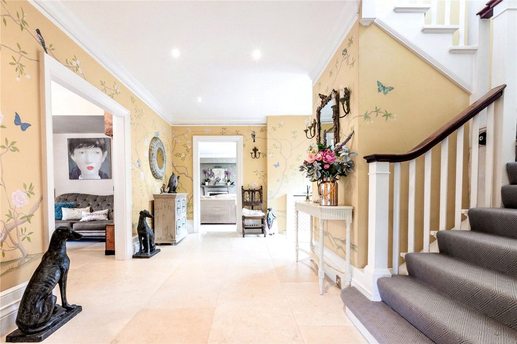Property photo 2 of 21 Entrance Hall