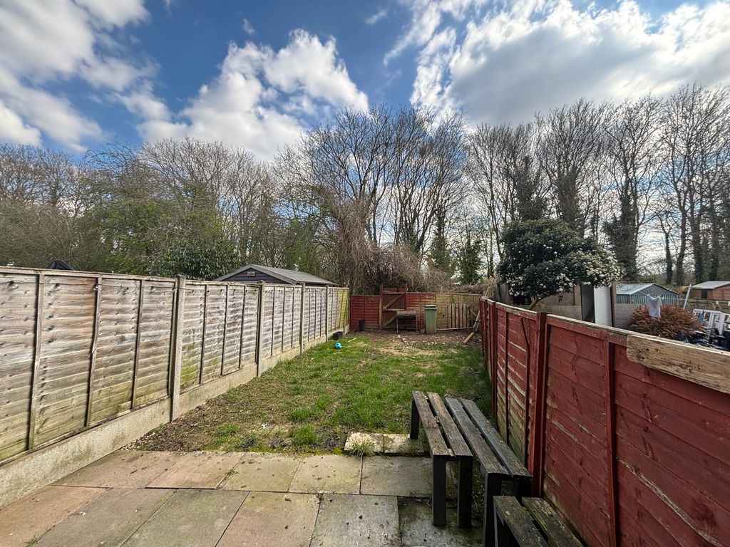 Property photo 2 of 11 Garage