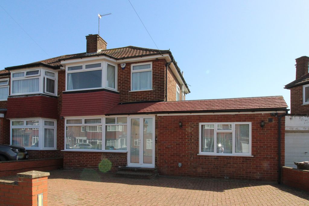 Property photo 1 of 9 Derwent Crescent