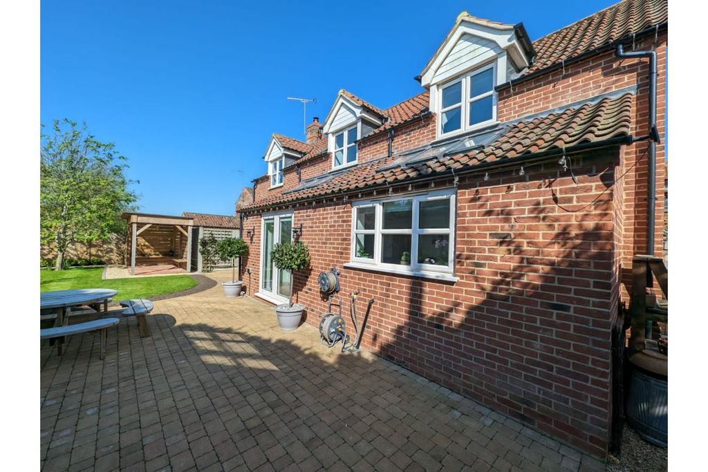 Property photo 2 of 27