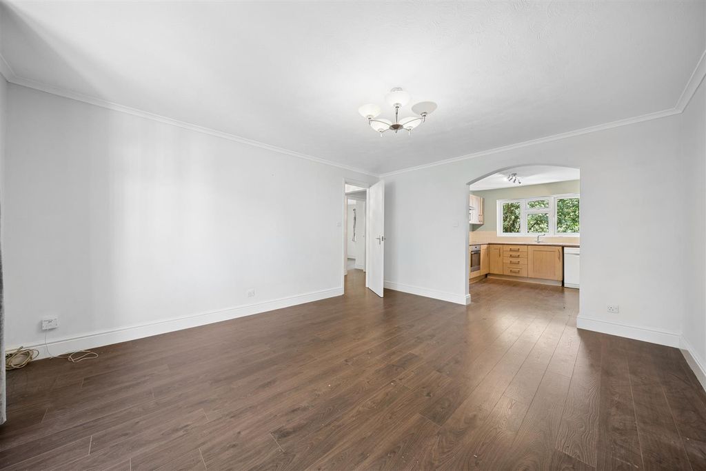 Property photo 3 of 7 93 Kipling Dr, London Sw19 1Tl-2.Jpg