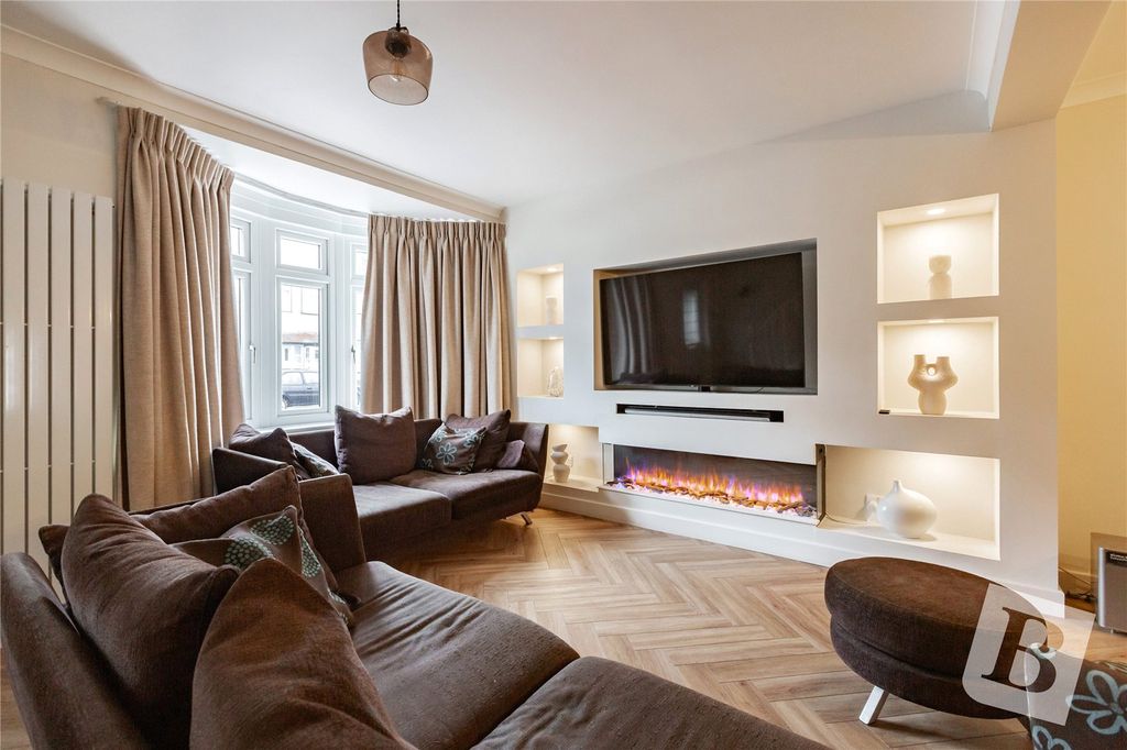 Property photo 2 of 33 Lounge