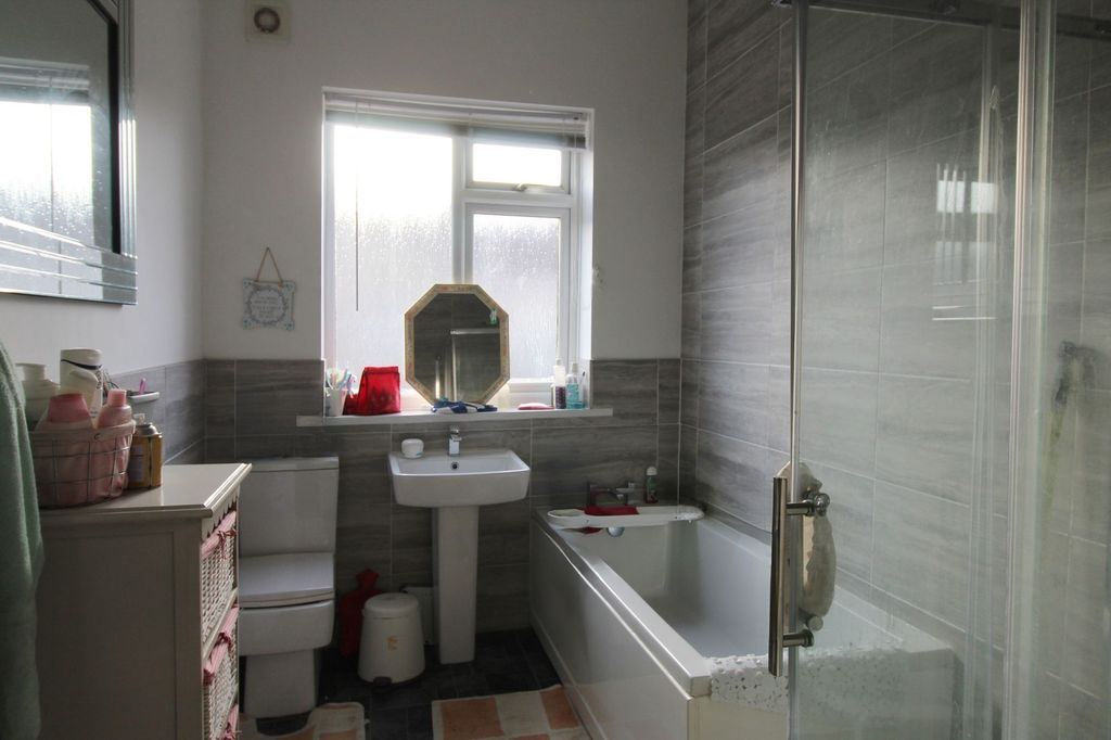 Property photo 3 of 10 Bathroom