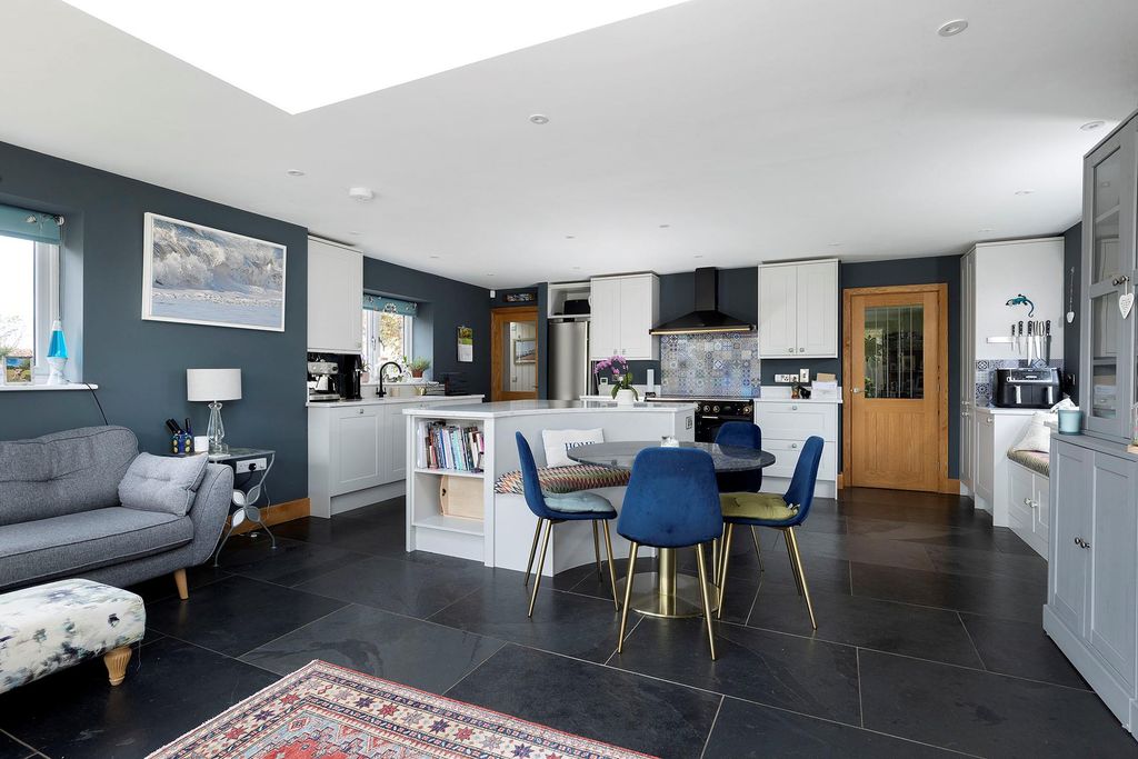 Property photo 3 of 32 Image