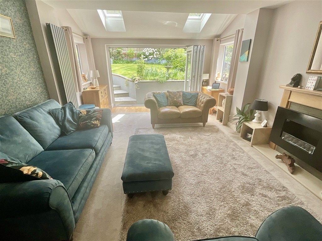 Property photo 1 of 17 Lounge