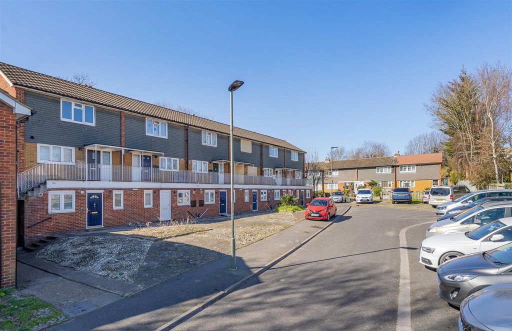 Property photo 1 of 7 8 Ash Close-8.Jpg
