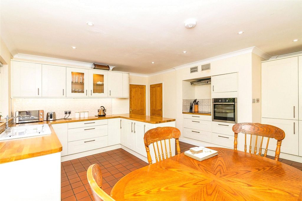 Property photo 3 of 28 Kitchen